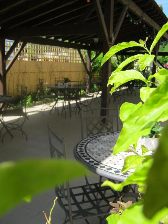 Le Barrage Hotell Mauzac-et-Grand-Castang Exteriör bild